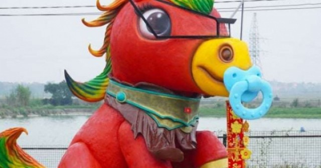 Chủ nhân chia sẻ về linh vật “Ngựa vui vẻ” độc đáo, nặng gần 6 tấn, lần đầu tiên xuất hiện dịp Tết Bính Ngọ 2026