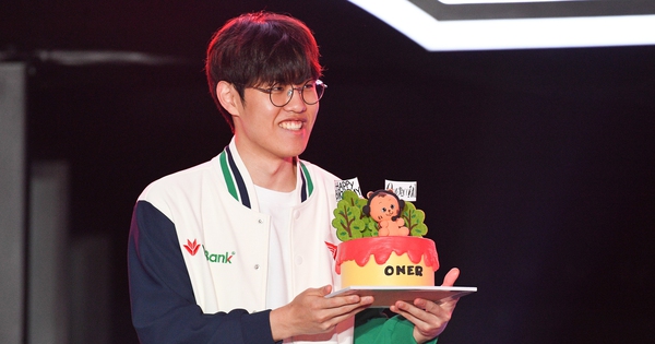 Những khoảnh khắc ấn tượng nhất sự kiện T1 đến Việt Nam: Thầy Giáo Ba solokill Faker, fan Việt tổ chức sinh nhật cho Oner