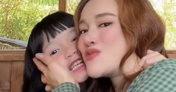 Con gái Nhã Phương hiếm hoi lộ diện trên sóng, được khen ngợi 1 điểm