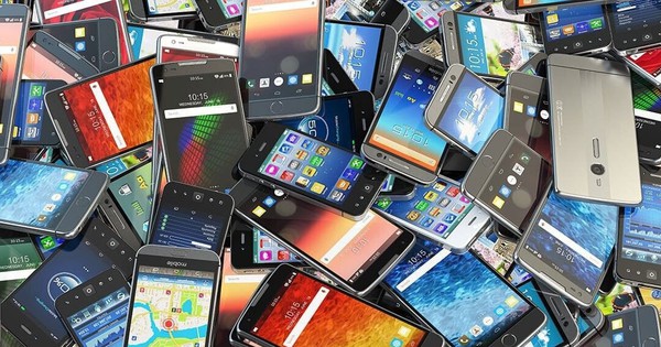 Nhận tin mật rồi đột kích một ngôi nhà, công an Ấn Độ triệt phá đường dây sản xuất điện thoại giả suốt 2 năm, tịch thu hơn 1.800 chiếc cùng phần mềm gian lận số IMEI