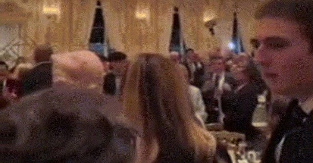 Barron Trump nổi bật với chiều cao vượt trội ở tiệc Tạ ơn