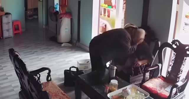 Clip cụ bà U90 giận dỗi được chồng thơm má khiến giới trẻ hâm mộ 'phát cuồng'