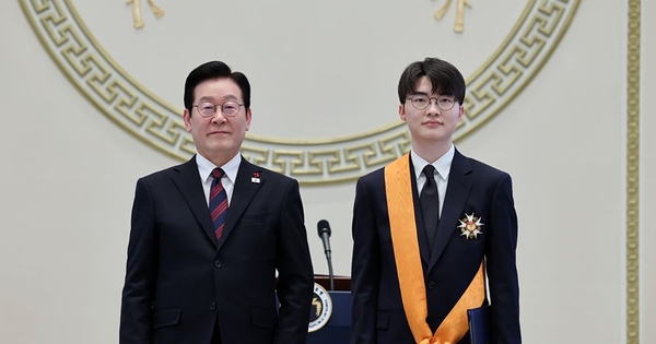 Tổng thống Hàn Quốc trao Huân chương Rồng Xanh cho Faker