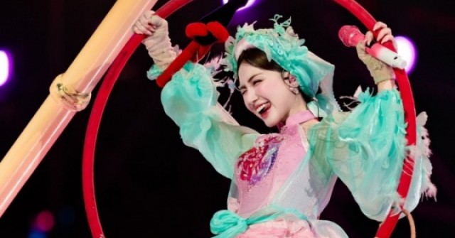 Hòa Minzy bị nhận xét 'liều mạng' trong fan concert