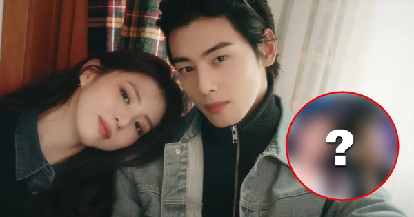 Hot nhất MXH: Nữ MC đưa tin về scandal Cha Eun Woo nhưng cứ như dựa vai check-in cùng thần tượng
