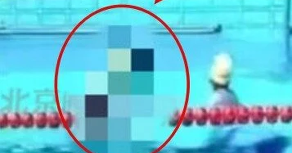 Bố và con gái cùng đến bể bơi, 1 lúc sau thì chuyện không ngờ xảy ra, camera tiết lộ cảnh tượng đáng sợ