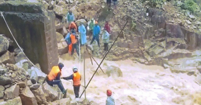 Thót tim hành trình đưa cô giáo mang thai 37 tuần vượt lũ dữ đến cơ sở y tế