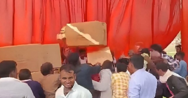 Đám cưới tập thể hỗn loạn vì tranh đồ ăn