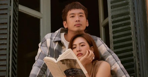 Cặp đôi Vbiz ngầm công khai tình cảm ngay ngày đầu năm mới, bảo sao bị đồn phim giả tình thật suốt 2 năm