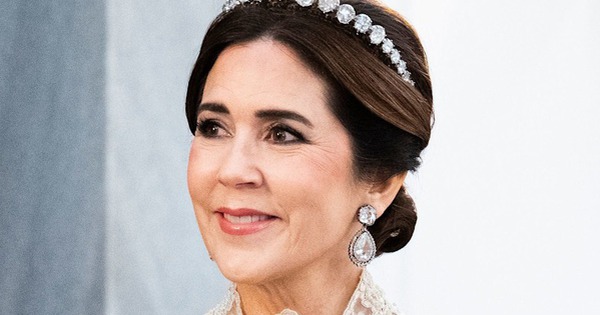 Vương hậu Mary khởi đầu 2026: Diện lại vương miện chế từ thắt lưng cổ, thần thái tuổi 53 khiến ai cũng phải xuýt xoa