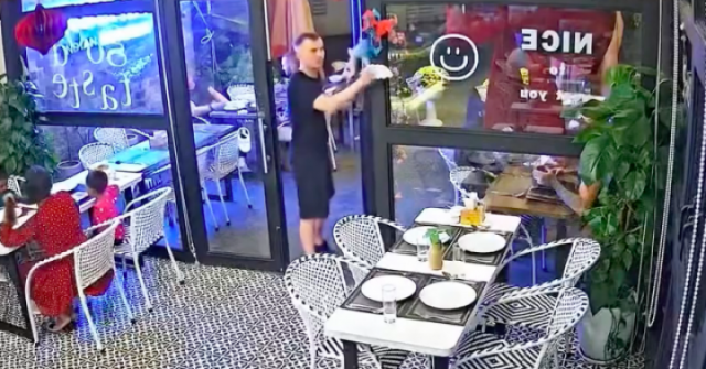 Dân mạng cười bò với clip chàng trai Nga lắc chuông lia lịa để khen món ăn Việt