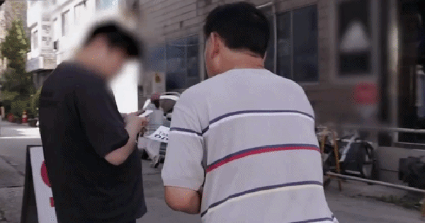 Nam thần thanh xuân một thời nay đi phát tờ rơi, sống lay lắt cùng vợ trong căn phòng thuê chật chội