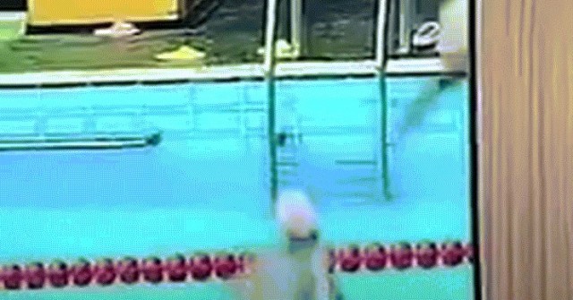 Tử vong sau cú nhảy cắm đầu xuống bể để dạy con gái lặn