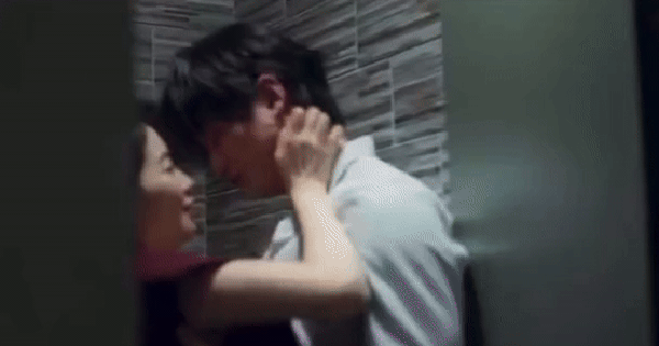 Đăng clip 10 giây hôn ngấu nghiến nam tài tử có vợ con trong nhà vệ sinh, nữ diễn viên bị lên án