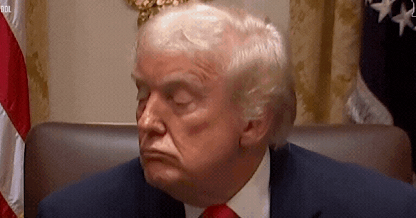 Khoảnh khắc gây bão của Tổng thống Donald Trump hôm qua