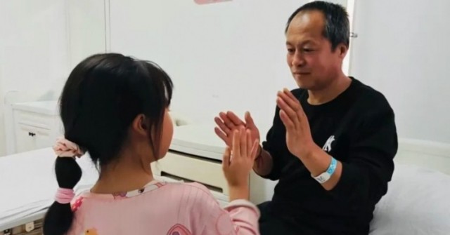 Bé gái 7 tuổi một mình chăm cha mắc bệnh tim
