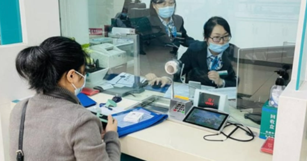Người phụ nữ rút gần 9 tỷ đồng tiền tiết kiệm để làm đám cưới cho cháu trai, nhân viên ngân hàng bí mật báo cảnh sát: 