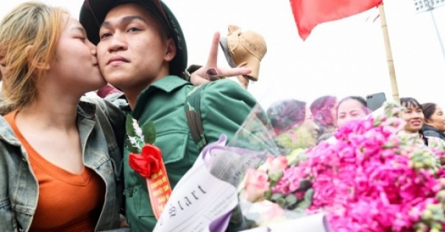 Tân binh bịn rịn chia tay bạn gái, hẹn tổ chức đám cưới sau 2 năm quân ngũ