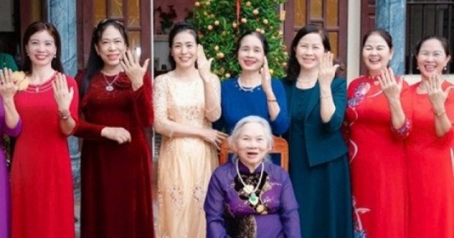 Sinh nhật tuổi 90, cụ bà ở Ninh Bình cầm hộp vàng tặng 5 con dâu, 4 con gái