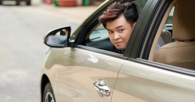 Gửi cha mẹ tiền dưỡng già nhưng họ lại mua xe cho em trai