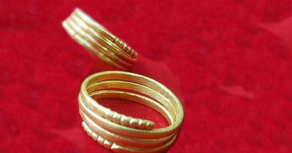 Vàng đang rò rỉ dưới chân chúng ta