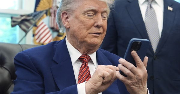 Tổng thống Mỹ Donald Trump chia sẻ hơn 160 bài đăng lên mạng xã hội trong 5 giờ