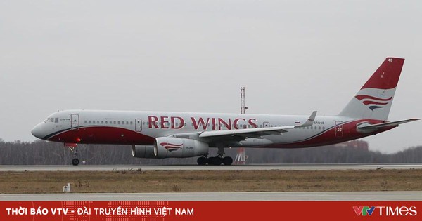Máy bay chở hơn 400 khách hạ cánh khẩn cấp tại Moscow vì cháy động cơ