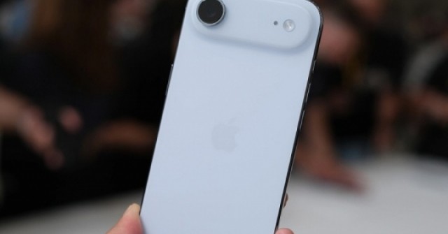 iPhone Air bán chạy gấp ba sau khi liên tục giảm giá