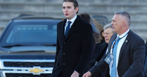 Barron Trump có thể được miễn nhập ngũ vì chiều cao