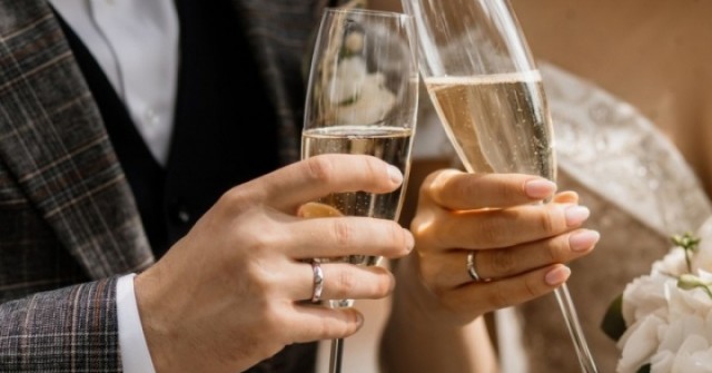 Người yêu cũ không mời mà đến, nói một câu khiến đám cưới náo loạn