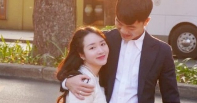 Bà xã của tiền vệ Lương Xuân Trường hiếm hoi lộ diện, phong thái gây bất ngờ