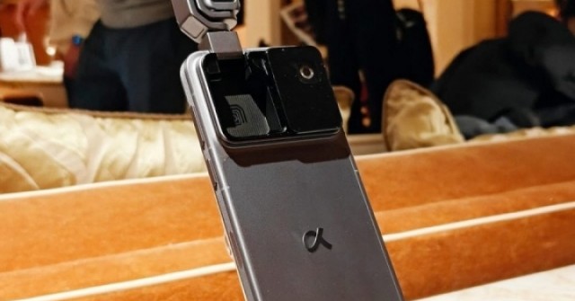 Điện thoại Robot Phone được bán vào tháng 3