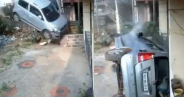 Xe ô tô mất lái lao vào nhà dân như phim hành động