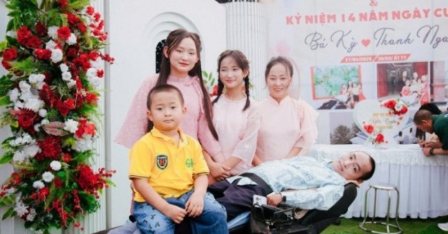 Người đàn ông 'cứng đơ như khúc gỗ' cưới vợ xinh, cả hôn trường bật khóc