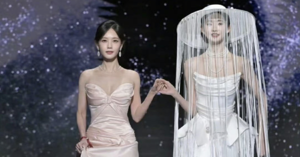 Đại chiến visual hot nhất Đêm hội Weibo: 2 tiểu thư hào môn chung khung hình, khí chất bùng nổ đốt cháy thảm đỏ