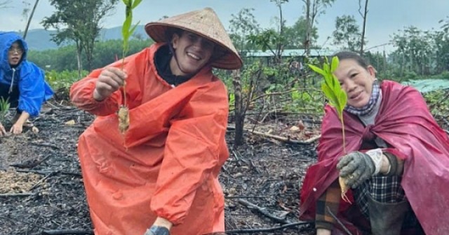 Người nước ngoài đi chăn bò, dạy học 'đổi công' ở Việt Nam