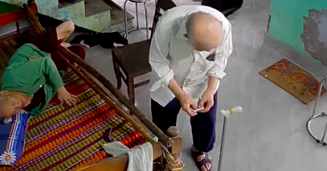 Clip cụ ông 95 tuổi 'chịu trận' khi vợ giận dỗi khiến dân mạng ngưỡng mộ