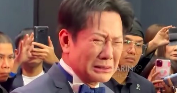 Ông Nawat khóc nức nở