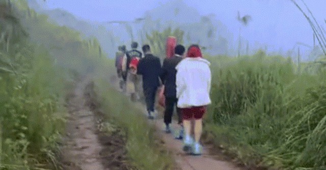 Nhà trai Hải Phòng bê trầu cau đi bộ 2km đường đất lầy lội để đón dâu gây sốt