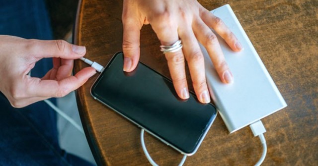 Pin sạc dự phòng và những lưu ý ứng phó bão số 13 cấp cuồng phong