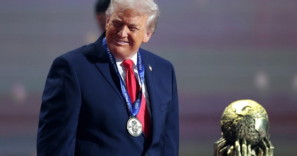 Tổng thống Mỹ Donald Trump nhận giải thưởng lạ chưa từng có của FIFA