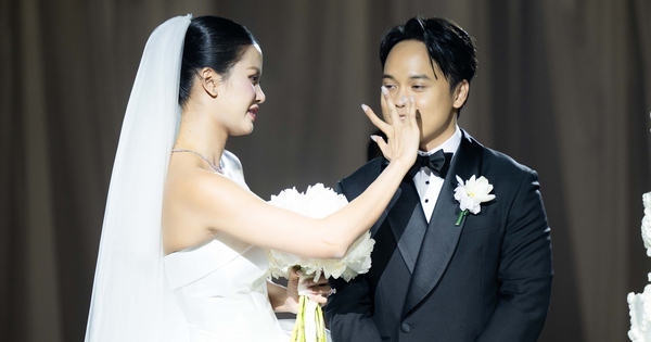 Đám cưới Hương Ly tại Hà Nội: Cô dâu che bụng lùm lùm, chồng đại gia rưng rưng trên lễ đường