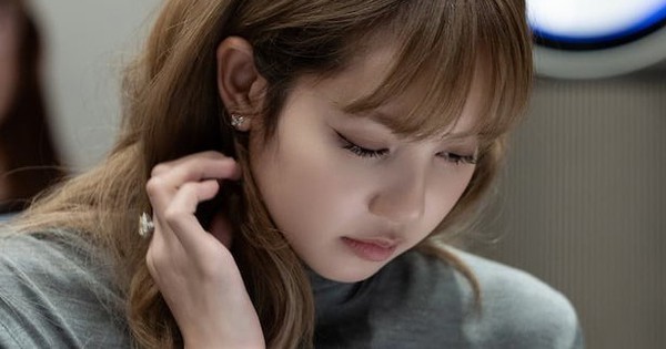 Phim có Lisa (BlackPink) vừa quay đã gây tranh cãi