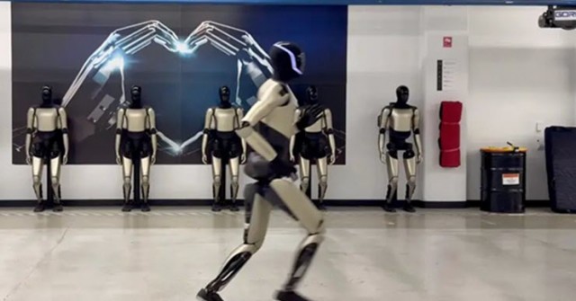 Video: Robot Tesla Optimus gây sốc khi chạy 