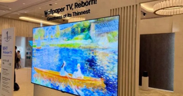 Thực tế chiếc TV LG OLED evo W6 siêu mỏng tại CES 2026