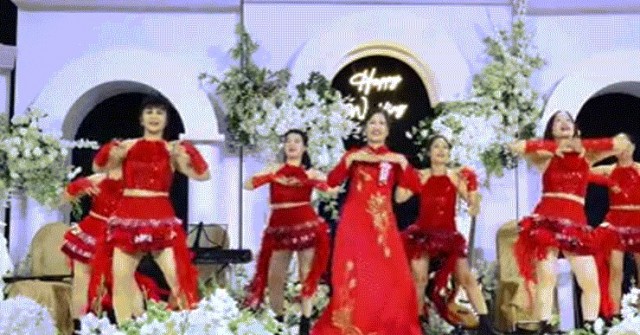 Quà độc lạ bố mẹ dành tặng cô dâu trong ngày cưới ‘gây bão’ mạng 2025