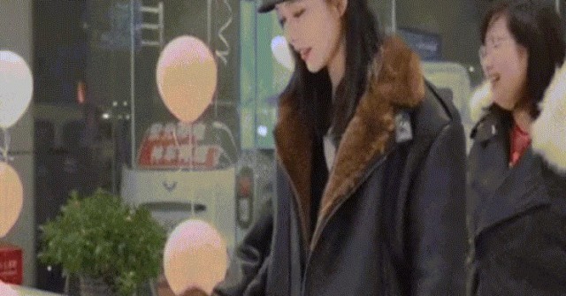 Nữ diễn viên thưởng Tết bằng ô tô cho nhân viên