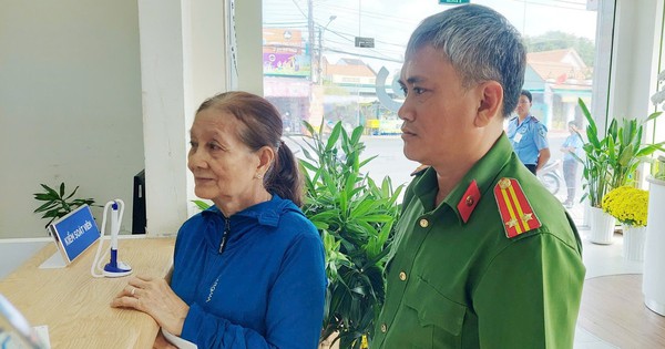 Cụ bà ‘hốt hoảng’ khi nhận 2 tỷ đồng từ tài khoản lạ