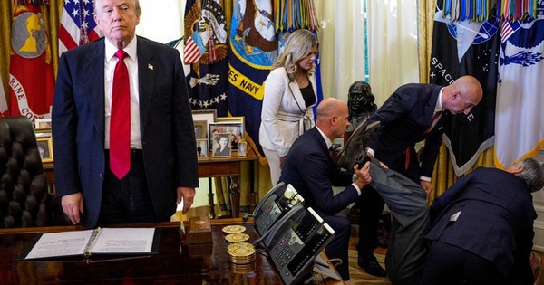 Đại diện hãng dược ngất xỉu khi ông Trump công bố thỏa thuận giảm giá thuốc