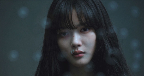 Nhìn Kim Yoo Jung mà rợn cả người